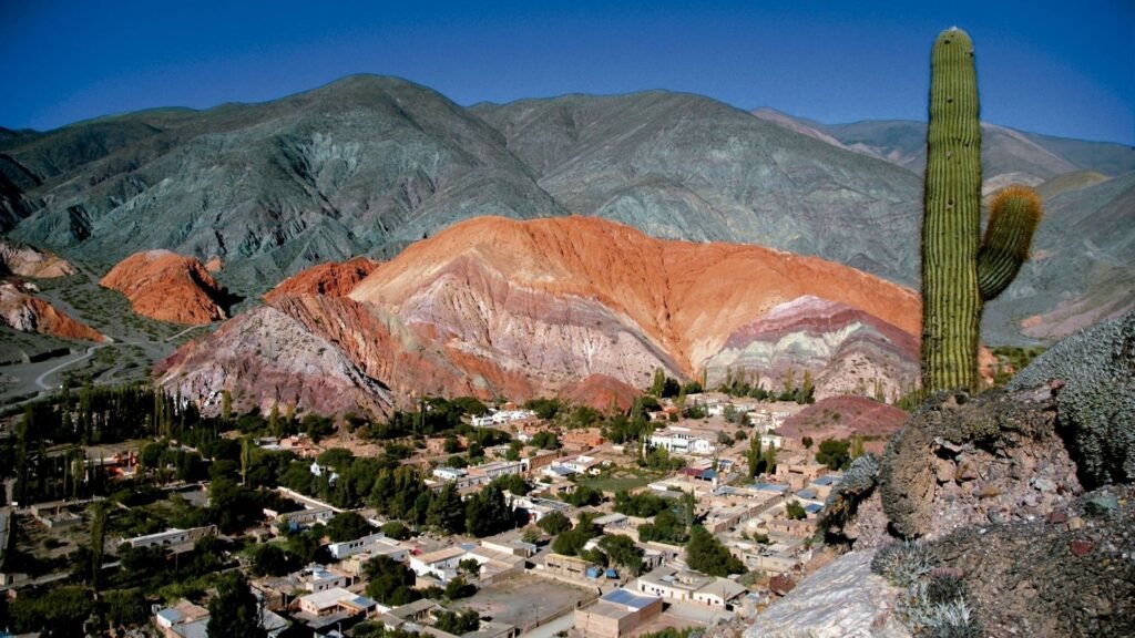 Explora los paisajes impresionantes que te esperan en nuestro circuito al Norte Argentino.